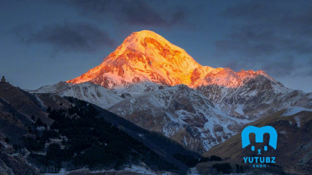 日照金山，雪山，树木，巍峨，壮观雪山风景-玉兔4K壁纸！