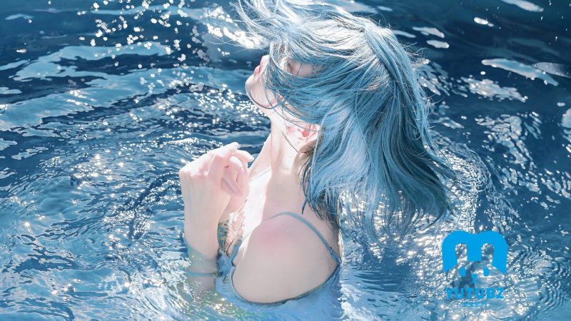 蓝色头发，在湛蓝水中的吊带裙美女桌面壁纸-玉兔4K壁纸！