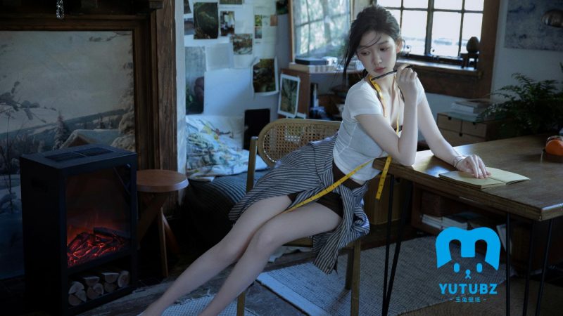 大长腿美女，烤着火炉，靠着桌子的白衣，黑色短裤白皙美腿美女桌面壁纸-玉兔4K壁纸！