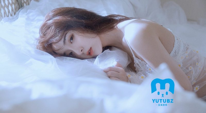 性感女人身着吊带蕾丝衣的极品白嫩美女4K桌面壁纸-玉兔4K壁纸！