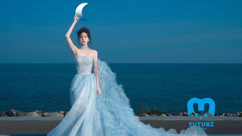 白鹿化身月亮公主，一袭蓝色轻纱抹胸长裙礼服着身海边写真壁纸-玉兔4K壁纸！