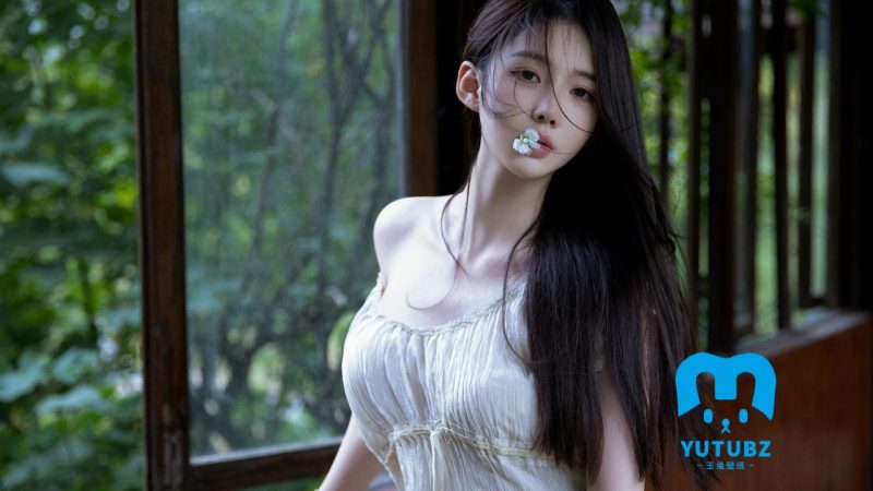 叼着一朵花的慵懒粉裙漂亮美女窗边写真壁纸-玉兔4K壁纸！