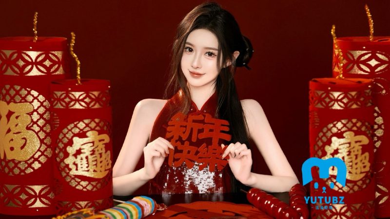 红色，喜庆，手拿新年快乐对联的红色旗袍美女节日写真壁纸-玉兔4K壁纸！