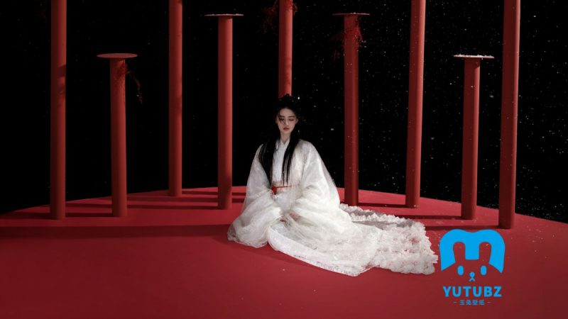 红色梅花桩前，静坐在红毯上的徐璐一袭古风白裙仙气飘飘超高清写真壁纸-玉兔4K壁纸！