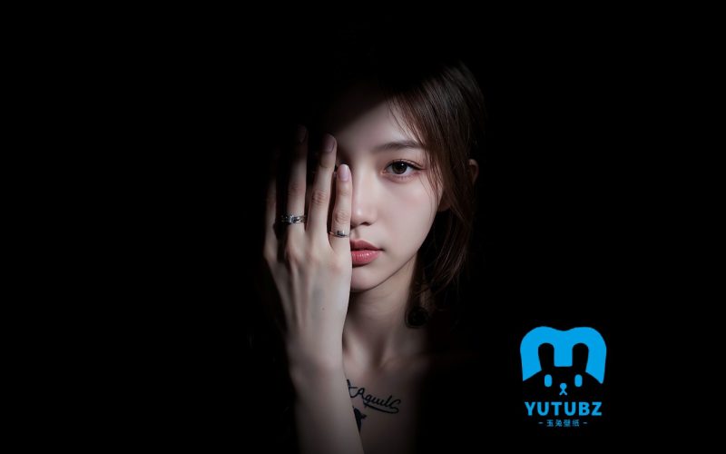 光影美女半遮面手遮脸暗调暗黑黑色背景_神秘氛围-玉兔4K壁纸！